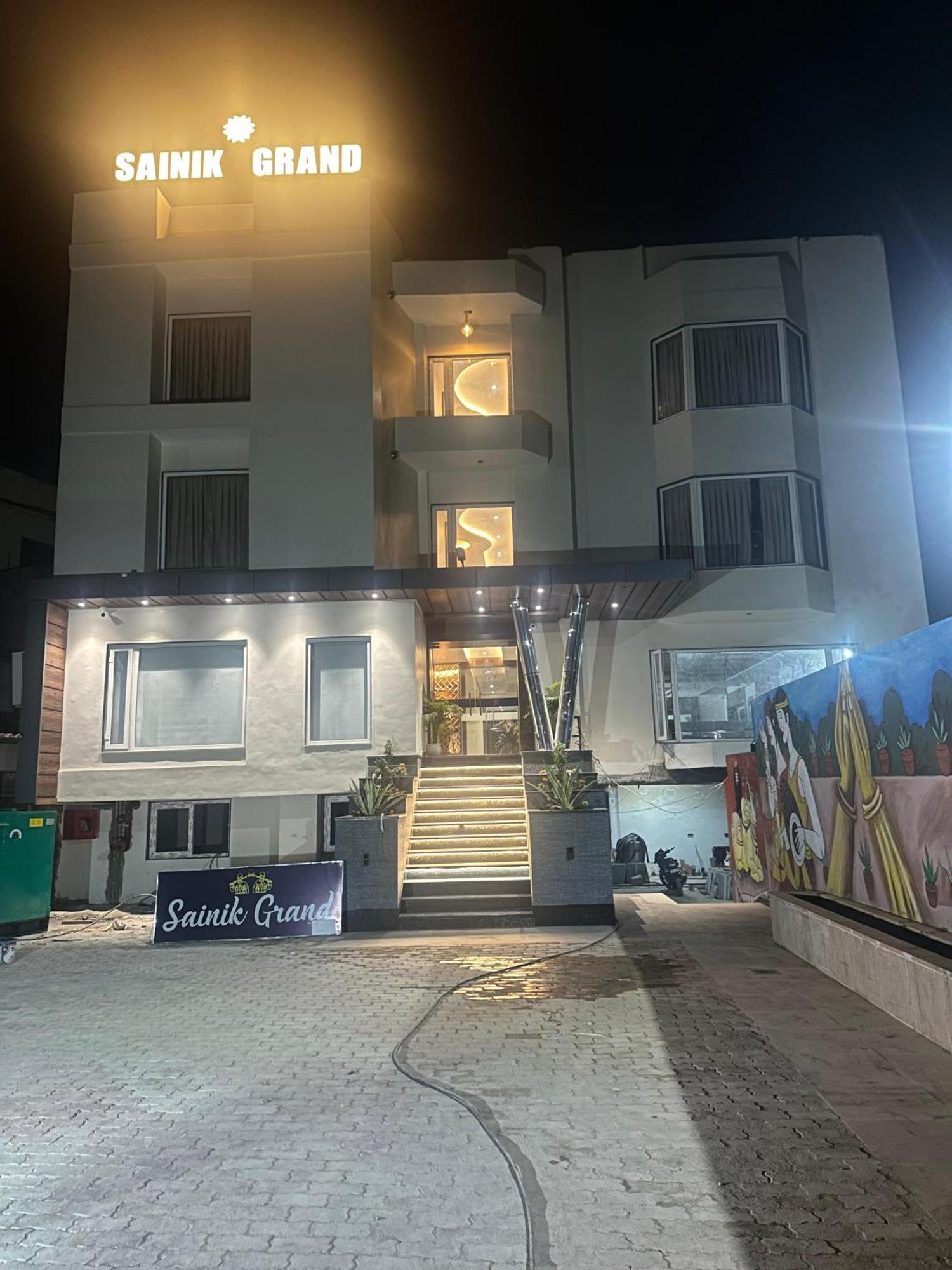 Hotel Sainik Grand バラナシ エクステリア 写真