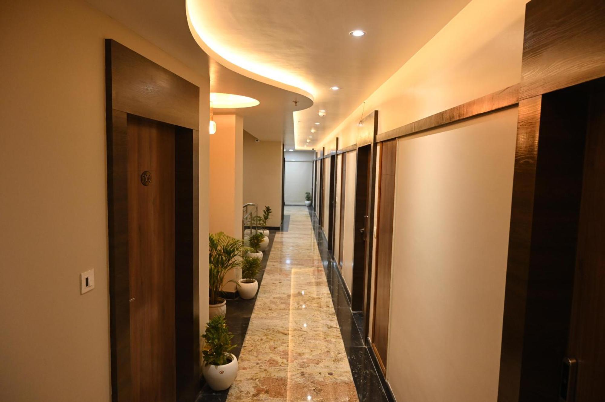 Hotel Sainik Grand バラナシ エクステリア 写真