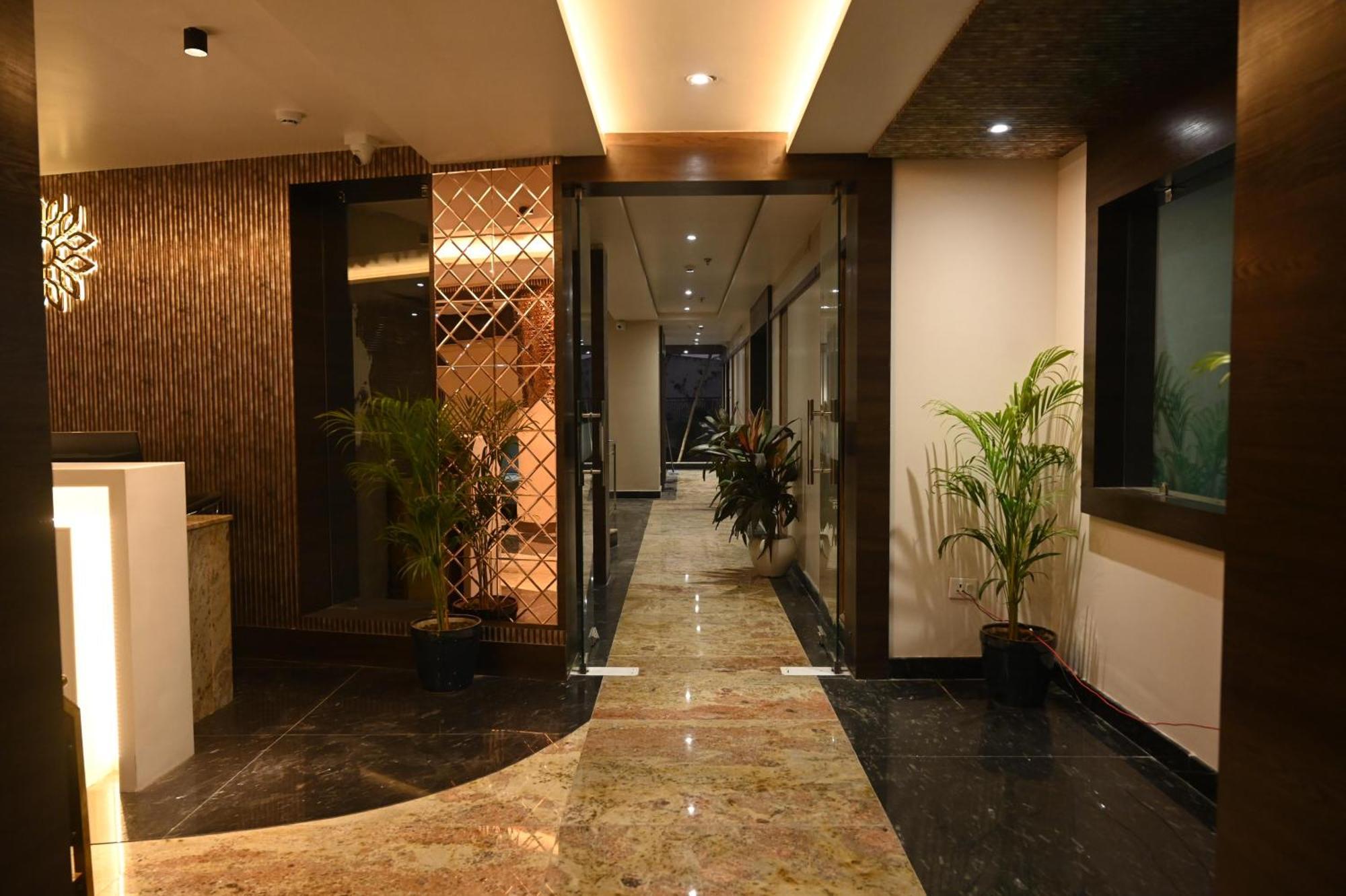 Hotel Sainik Grand バラナシ エクステリア 写真