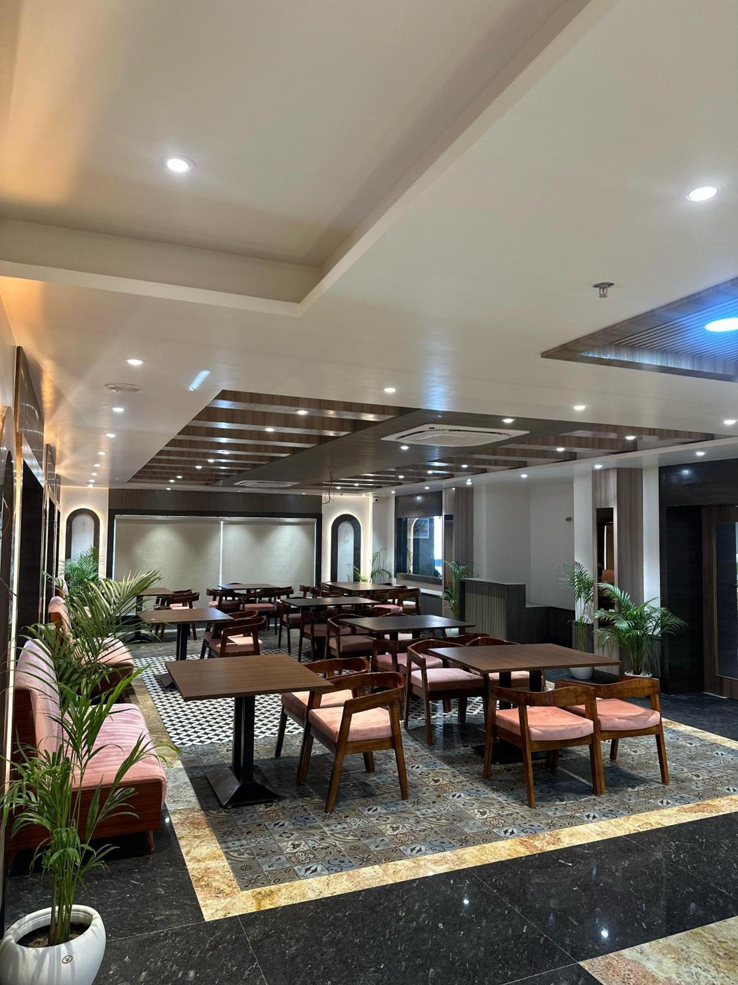 Hotel Sainik Grand バラナシ エクステリア 写真