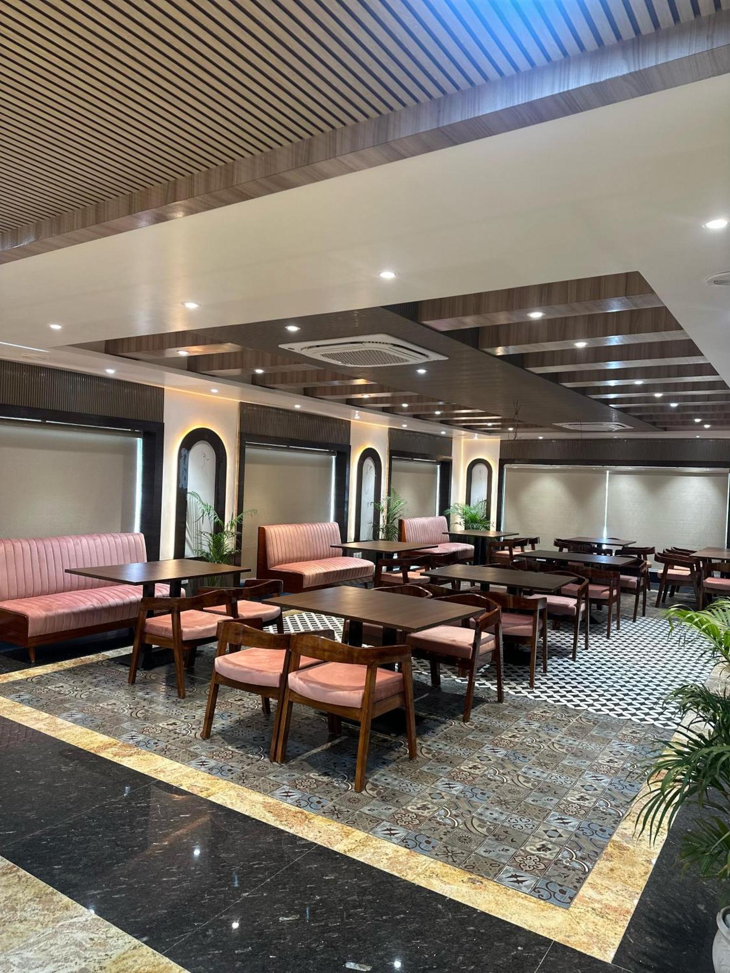 Hotel Sainik Grand バラナシ エクステリア 写真