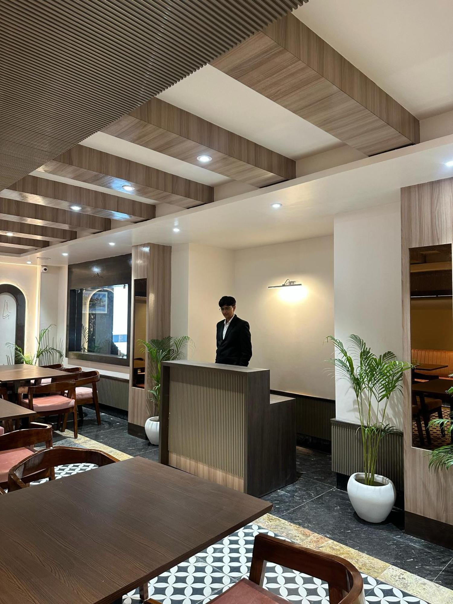 Hotel Sainik Grand バラナシ エクステリア 写真