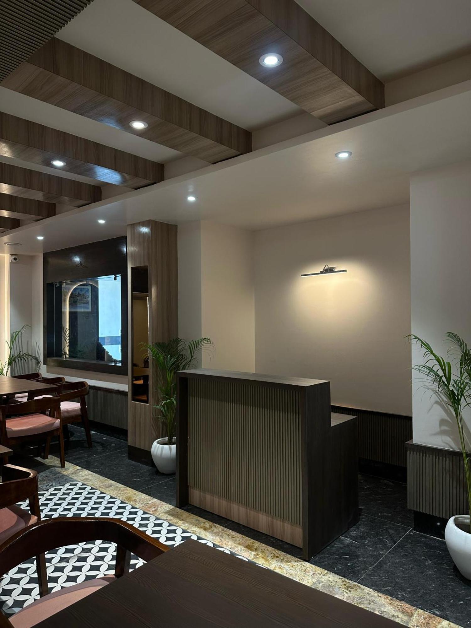 Hotel Sainik Grand バラナシ エクステリア 写真