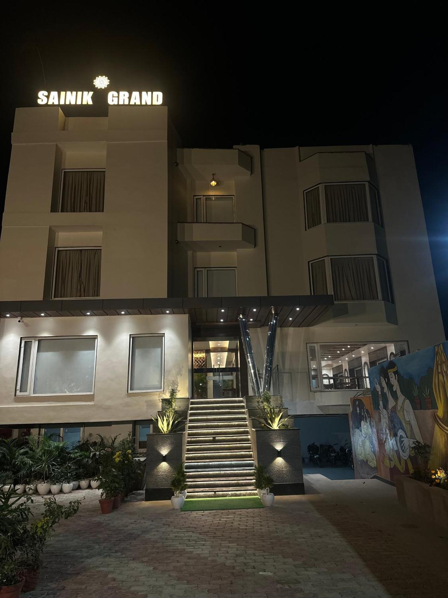 Hotel Sainik Grand バラナシ エクステリア 写真